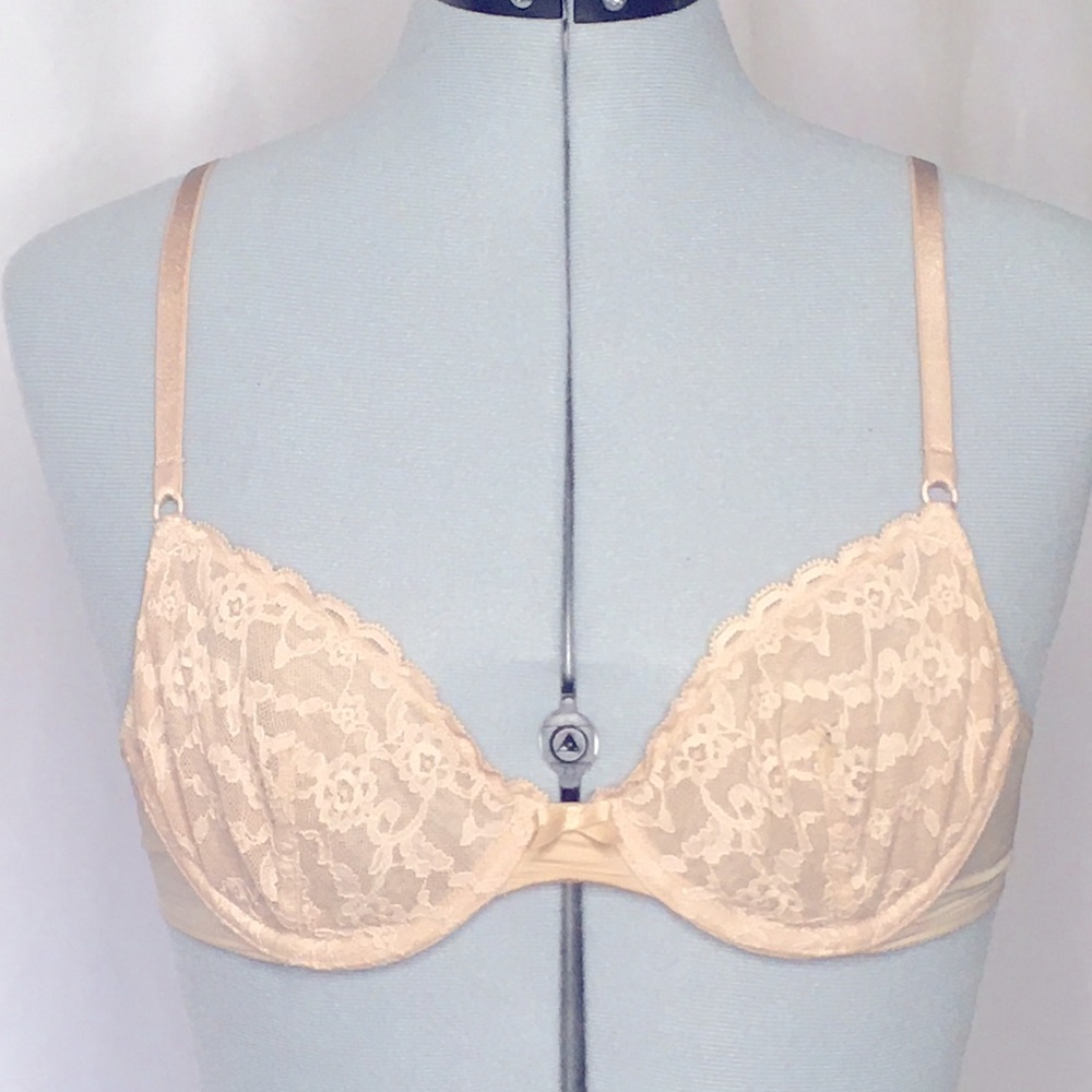 Victoria’s Secret Lace Underwire Bra in Cream/Nude